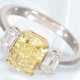 Ring: wertvoller, neuwertiger Diamantring mit einem gelben Fancy Diamanten von ca. 2,5ct und 2 feinen weißen Emerald-Cut Diamanten, mit GIA-Report - photo 1