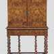 William & Mary-Cabinet on Stand - Foto 1