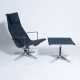 Charles & Ray Eames. Aluminium Chair EA 124 mit Ottomane EA 125. - Foto 1