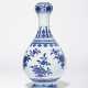 A FINE BLUE AND WHITE ‘FRUITS AND FLOWERS’ GARLIC-MOUTH VASE, SUANTOUPING - фото 1
