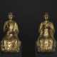 AN EXCEEDINGLY RARE PAIR OF GILT-BRONZE SEATED LUOHAN FIGURES - Foto 1
