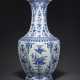 A FINE MAGNIFICENT AND LARGE BLUE AND WHITE ‘SANDUO’ HEXAGONAL VASE - Foto 1