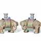 A PAIR OF FAMILLE ROSE ‘ELEPHANT AND VASE’ CANDLE HOLDERS - Foto 1