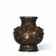 A GILT-SPLASHED BRONZE VASE, HU - Foto 1