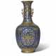 A GILT-DECORATED POWDER BLUE-GROUND `LOTUS` VASE - Foto 1