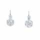 AN EXCLUSIVE PAIR OF DIAMOND EARRINGS - Foto 1