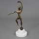 Abstrahierte Figur mit Fackel auf einer Kugel balancierend -20.Jh.- Bronze, patiniert, auf gestuftem Marmorsockel, H.ca.21cm - Foto 1