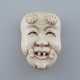 Kleine Nō-Maske / Okimono- Elfenbein fein geschnitzt und graviert, Nō-Maske vom Typ Okina (Darstellung des „lächelnden alten Mannes“), ca. 2,4 x 3 cm, ca.12,8 g, Japan, ca. Taishō-/ frühe Shōwa-Zeit - фото 1