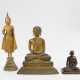 Sitzender Buddha und stehender in abhaya mudra - photo 1