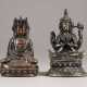 EINE STATUE VON CHATURBHUJA AVALOKITESHVARA UND EINE STATUE VON AMITABHA AUS BRONZE - Foto 1