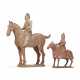 TWO PAINTED POTTERY FIGURES OF HORSES AND RIDERS - Foto 1