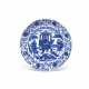 A BLUE AND WHITE ‘FOREIGNERS PRESENTING TREASURES’ DISH - Foto 1