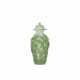 A SMALL GREEN-OVERLAY SNOWFLAKE GLASS VASE AND COVER - Foto 1
