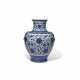 A LARGE BLUE AND WHITE ‘LOTUS’ VASE - Foto 1