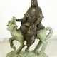 Large Asian bronze group of Guanyin sitting on a fabulous animal, on naturalistic style integrated oval base - Foto 1