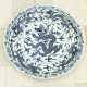 Extraordinary and particular large Chinese blue and white porcelain bowl with round shaped border, waved extended high border rim, decorated with a blue painted dragon in the centre with clouds and four dragons on the sides - фото 1