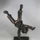 Radschlagender Clown, Bronze, signiert: G.v.W. 34/499 ars mundi Höhe: 26,6 cm. - Foto 1