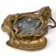 Inkwell in cast bronze with a symbolic marine subject. White glass paste ink container. Austria, early 20th century. (21x23 cm.) - Foto 1