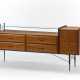 Sideboard in veneered and edged wood with eight drawers and glass top. Black painted metal legs and handles. Italy, 1950s/1960s. (170.5x80x52 cm.) (slight defects) - Foto 1