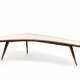 Tripod coffee table in solid wood with boomerang top covered in rosambé glass, brass feet. Italy, 1940s. (165x41 cm.) (slight defects) - Foto 1