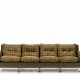 Four seater sofa with removable armrests and backrest. Steel feet, green fabric upholstery and padded cushions covered in fabric with circular motifs in shades of green and beige. Italy, 1970s. (267x75x90 cm.) (slight defects) - Foto 1