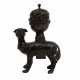 Buddhistischer Löwenhund mit Weihrauchbrenner auf dem Rücken. Bronze. CHINA. - фото 1
