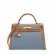 A GOLD COURCHEVEL LEATHER & DENIM SELLIER KELLY 32 WITH GOLD HARDWARE - Foto 1