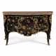 A LOUIS XV ORMOLU-MOUNTED CHINESE LACQUER AND JAPANNED COMMODE - Foto 1