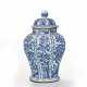 A LARGE BLUE AND WHITE BALUSTER VASE AND COVER - Foto 1