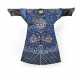 A BLUE-GROUND EMBROIDERED SILK ROBE, LONGPAO - Foto 1