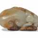 A PALE CELADON AND RUSSET JADE 'MONKEY AND PEACH' GROUP - Foto 1