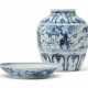 A BLUE AND WHITE 'WINDSWEPT' JAR AND BLUE AND WHITE 'DRAGON' DISH - Foto 1