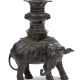A BRONZE MODEL OF AN ELEPHANT AND VASE - Foto 1