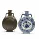 A BLUE AND WHITE MOONFLASK AND A FAUX BRONZE PORCELAIN MOONFLASK - фото 1