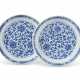 A PAIR OF BLUE AND WHITE 'LOTUS' DISHES - Foto 1