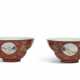 A PAIR OF CORAL-GROUND FAMILLE ROSE 'EUROPEAN SUBJECT' OGEE MEDALLION BOWLS - Foto 1