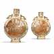 A PAIR OF CHINESE IRON-RED AND GILT-DECORATED MOONFLASKS - Foto 1