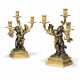 A PAIR OF RESTAURATION PATINATED-BRONZE AND ORMOLU THREE-BRANCH CANDELABRA - Foto 1