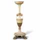 A WHITE-PAINTED AND PARCEL-GILT TORCHERE - Foto 1