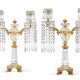 A PAIR OF REGENCY ORMOLU-MOUNTED CUT-GLASS TWO-LIGHT CANDELABRA - Foto 1