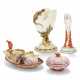 A ROYAL WORCESTER PORCELAIN NAUTILUS SHELL-SHAPED VASE, A COPELAND PORCELAIN SHELL-SHAPED BOX AND COVER, A PARIS PORCELAIN SHELL ENCRUSTED INKSTAND AND AN ENGLISH PORCELAIN SHELL-SHAPED VASE - Foto 1