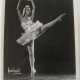 Фото балерины Тамары Тумановой Тамара. Морис Сеймур в Чикаго (фотограф). Печать на желатино-серебряной бумаге, закрепленная на листовой бумаге, подписанная в левом нижнем углу. Подписано танцовщицей в 1949 году. 25х20 см. - Foto 1
