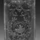 Große Barock-Schraubflasche mit Emblemdekor - фото 1