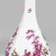 Sakeflasche mit figürlichen Szenen und Blumendekor - photo 1