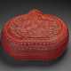 A VERY RARE LARGE CARVED RED AND BLACK LACQUER PEACH-FORM `SHOU’ BOX AND COVER - Foto 1