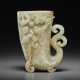 A FINELY CARVED PALE GREYISH-WHITE JADE RHYTON, GONG - Foto 1