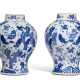 A RARE PAIR OF BLUE AND WHITE `HUNDRED BOYS` JARS - Foto 1