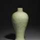 A LARGE CARVED LONGQUAN CELADON VASE, MEIPING - Foto 1
