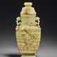 A PALE YELLOW AND RUSSET JADE ARCHAISTIC VASE AND COVER - фото 1