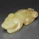 A PALE YELLOW JADE FIGURE OF A RECUMBENT DOG - Foto 1